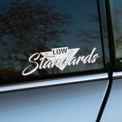 Plotrovaná nálepka Low Standards s retro nápisom a grafickým podkladom, vhodná nálepka na auto pre tuning komunitu.
