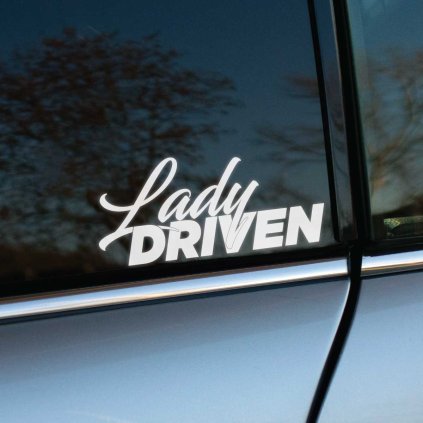 Plotrovaná nálepka na auto s textom „Lady Driven“ v kombinácii elegantného a tučného písma pre sebavedomý ženský štýl.