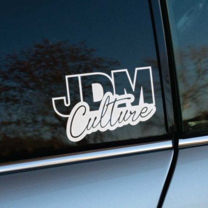 Štýlová samolepka na auto s nápisom „JDM Culture“ v bielom dizajne dokonale vyniká na tmavom okne vozidla a odkazuje na japonskú automobilovú kultúru. Tento jednoduchý, no elegantný dizajn je obľúbený medzi milovníkmi JDM scény, ktorí chcú vyjadriť svoju vášeň pre tuning, štýl a autenticitu japonských automobilov. Ideálny doplnok pre každého fanúšika, ktorý hľadá spôsob, ako ozdobiť svoje auto a zároveň vyjadriť svoju príslušnosť k komunite JDM.