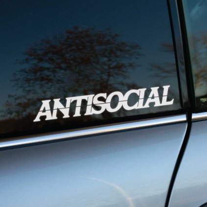Plotrovaná nálepka Antisocial s výrazným typografickým dizajnom, obľúbená nálepka na auto medzi introvertmi aj driftermi.