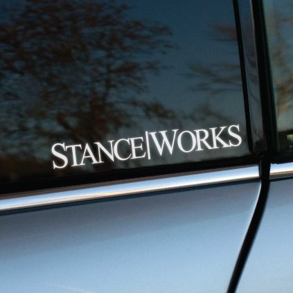 Plotrovaná nálepka Stance|Works s jednoduchým nápisom v serif písme, ideálna nálepka na auto pre milovníkov stance scény.