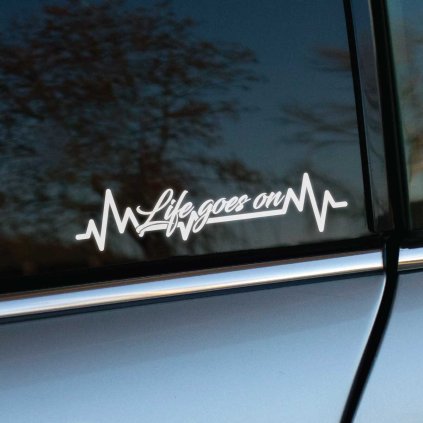 Plotrovaná nálepka Life goes on s linkou EKG a kurzívnym písmom, decentná nálepka na auto s motivačným motívom.