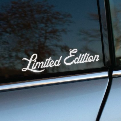 Plotrovaná nálepka Limited Edition v skriptovom štýle, vkusná nálepka na auto pre tých, ktorí sa chcú odlíšiť.