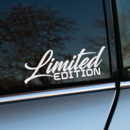 Plotrovaná nálepka s nápisom „Limited edition“ v rukou písanom štýle pre decentné označenie výnimočného vozidla.