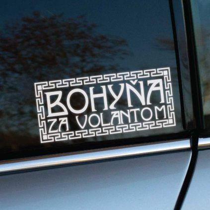 Plotrovaná nálepka s ozdobným antickým rámom a dvojriadkovým nápisom v presnom znení: BOHYŇA ZA VOLANTOM.