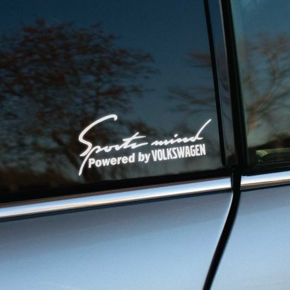 Plotrovaná nálepka s nápisom „Sports mind Powered by Volkswagen“ určená na sklo auta.