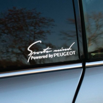 Vyrezávaná nálepka s textom ‚Sports mind Powered by Peugeot‘ v dynamickom rukopisnom prevedení.