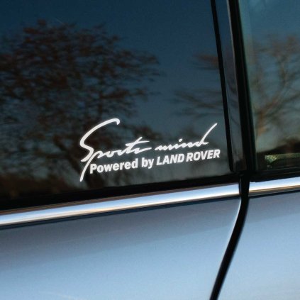 Plotrovaná nálepka s textom „Sports mind Powered by Land Rover“ v elegantnom a robustnom štýle.