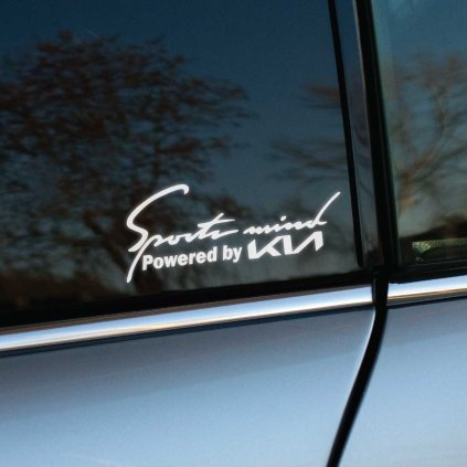 Plotrovaná nálepka s dynamickým nápisom Sports mind, pod ktorým je uvedený text Powered by a nové logo značky KIA.