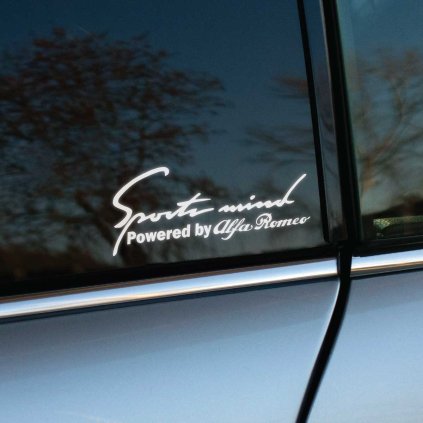 Plotrovaná nálepka s dynamickým nápisom Sports mind v prvej línii a textom Powered by Alfa Romeo v riadku druhom.