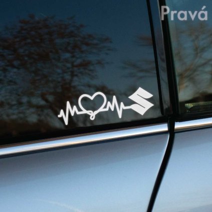 Na fotke je zobrazená pravá strana auta značky Suzuki, na ktorej okne je nalepená elegantná biela nálepka. Dizajn nálepky obsahuje EKG líniu srdca, ktorá prechádza do loga Suzuki, čo vyjadruje lásku a vášeň k tejto značke automobilov. Táto štýlová reflexná nálepka je perfektným doplnkom pre každého majiteľa vozidla Suzuki, ktorý chce svojmu autu dodať jedinečný a osobný vzhľad. Skvelý spôsob, ako ozdobiť auto a vyjadriť svoju záľubu k značke Suzuki.