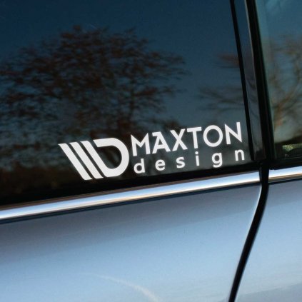 Biela nálepka „Maxton Design“ s moderným logom a čistými líniami je nalepená na tmavom bočnom okne auta. Ikonické logo Maxton Design, doplnené výrazným grafickým prvkom pripomínajúcim aerodynamické lamely, symbolizuje špecializáciu značky na kvalitné bodykity a aerodynamické doplnky. Kontrast medzi bielym textom a tmavým sklom zdôrazňuje eleganciu a športový charakter, zatiaľ čo strieborná karoséria auta pridáva na sofistikovanosti. Ideálne pre motoristov a tuningových nadšencov, ktorí chcú vyjadriť svoju vášeň pre vylepšený vzhľad a výkon vozidla.  Kľúčové slová: nálepka Maxton Design, aerodynamické doplnky, bodykit, tuningové doplnky, štýlové nálepky na auto, personalizácia vozidla.