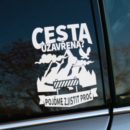 Plotrovaná nálepka „Cesta uzavřena? Pojďme zjistit proč“ s motívom hôr a barikády. Skvelá nálepka na auto pre českých offroad dobrodruhov.