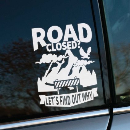 Plotrovaná nálepka „Road Closed? Let’s Find Out Why“ s horským motívom a barikádou. Perfektná nálepka na auto pre dobrodruhov a offroad jazdcov.