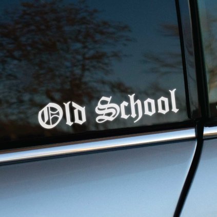 Plotrovaná nálepka na auto s textom „Old School“ v gotickom štýle písma, ideálna pre milovníkov retro kultúry.