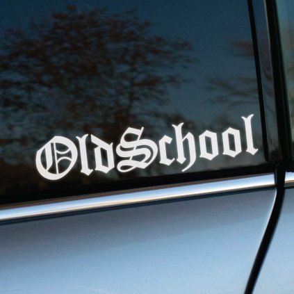 Plotrovaná nálepka na auto s textom „Old School“ v gotickom štýle písma, ideálna pre milovníkov retro kultúry.