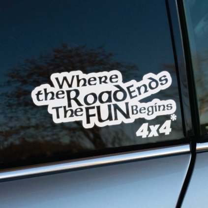 Plotrovaná nálepka „Where the Road Ends, the Fun Begins 4x4“ s hravým textovým dizajnom. Ideálna nálepka na auto pre offroad nadšencov.