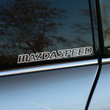 Plotrovaná nálepka s obrysovým písmom v športovom štýle a v presnom znení: MAZDASPEED. Moderný a dynamický logotyp.