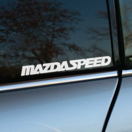 Plotrovaná nálepka pozostávajúca z moderného logotypu a nápisu v športovom štýle v presnom znení: MAZDASPEED. Dynamický tvar.