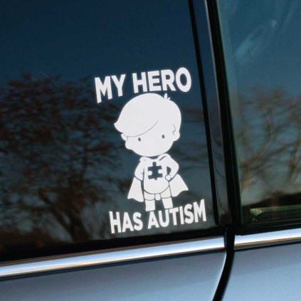 Plotrovaná nálepka s motívom superhrdinu a textom „My hero has autism“, vyjadrujúca podporu deťom s autizmom.