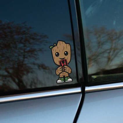 Tlačená nálepka s Grootom a logom Honda. Ideálny doplnok pre vozidlá Honda a fanúšikov tohto výrobcu.