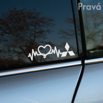 Na obrázku je bočné okno auta, pravdepodobne Mitsubishi, ozdobené bielou nálepkou s motívom srdca prepojeného s krivkou EKG a logom Mitsubishi. Táto štýlová nálepka dodáva vozidlu osobitý vzhľad a zdôrazňuje majiteľovu lásku k značke Mitsubishi. Výrazná biela farba nálepky je ideálna pre tmavšie okná, čo zabezpečuje vynikajúcu viditeľnosť a estetický kontrast. Nálepka je perfektným doplnkom pre fanúšikov automobilov, ktorí chcú zvýrazniť svoju vášeň pre jazdu a značku Mitsubishi.