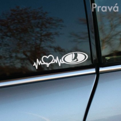Biela nálepka na modrom aute značky Lada zobrazuje logo Lada prepojené s líniou EKG a srdcom. Táto nálepka je umiestnená na zadnom bočnom okne, dodávajúc vozidlu jedinečný a osobitý vzhľad. Ideálna pre nadšencov značky Lada, ktorí chcú vyjadriť svoju lásku k tejto automobilke prostredníctvom originálnej dekorácie. Perfektný doplnok, ktorý pritiahne pozornosť okolia a oživí vzhľad vášho automobilu.