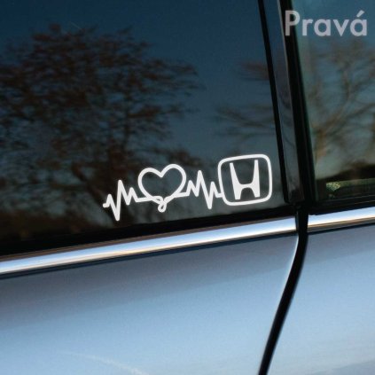 Nálepka na aute Honda zobrazuje biely graf srdcového tepu s motívom srdca a logom Honda. Ideálna dekorácia pre milovníkov tejto automobilky, zvýrazňujúca vášeň pre značku. Nalepená na bočnom okne strieborného auta, skvelo dopĺňa jeho moderný vzhľad. Perfektný doplnok pre personalizáciu a zvýraznenie jedinečnosti vášho vozidla.
