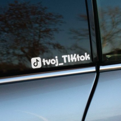 Plotrovaná nálepka na auto s TikTok ikonou a menom účtu, jednoduchý a štýlový spôsob propagácie profilu na sociálnej sieti.