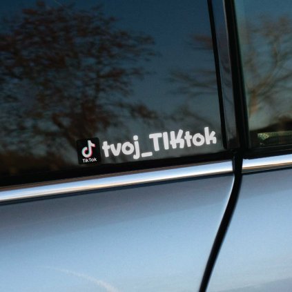 Plotrovaná nálepka na auto s TikTok menom a ikonou aplikácie, štýlový a praktický doplnok na propagáciu profilu.