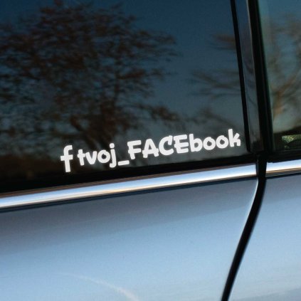 Plotrovaná nálepka na auto s Facebook logom a menom účtu – jednoduchý a účinný spôsob, ako propagovať svoj profil na cestách.