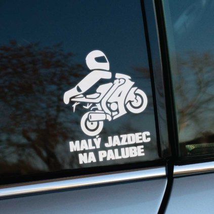 Plotrovaná nálepka na auto s motívom malého jazdca na motorke v prilbe, doplnená o text MALÝ JAZDEC NA PALUBE.