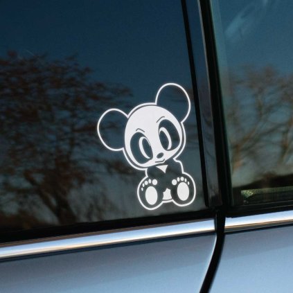 Plotrovaná nálepka s motívom sediacej kreslenej pandy so zvýraznenými kontúrami, jemným výrazom a hravým štýlom.