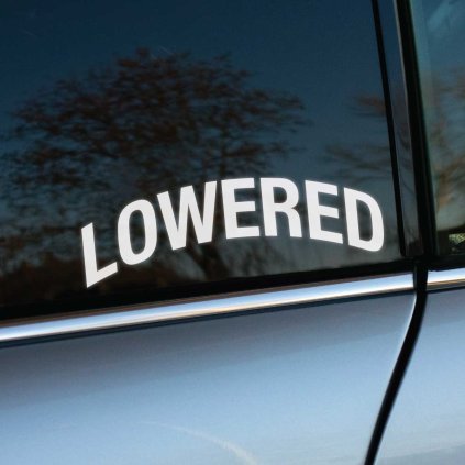 Plotrovaná nálepka s oblúkovým nápisom „LOWERED“, ideálna pre autá so zníženým podvozkom a statickým setupom.