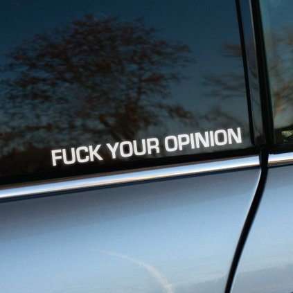 Jednoduchá a priamočiara biela nálepka s textom „Fuck Your Opinion“ je nalepená na zadnom skle auta. Tento odvážny a provokatívny dizajn je určený pre tých, ktorí sa neboja vyjadriť svoj postoj a nezávislosť. Nálepka jasne komunikuje, že majiteľ auta si cení svoju slobodu a nezávislosť, a nebojí sa to dať najavo. Minimalistický dizajn so zreteľným textom dodáva autu osobitý a nekompromisný vzhľad, ktorý určite pritiahne pozornosť na cestách.