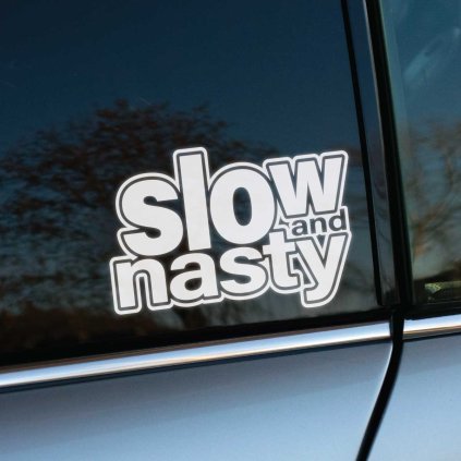 Plotrovaná nálepka na auto „slow and nasty“ s výrazným bublinovým fontom pre fanúšikov extrémne znížených áut.