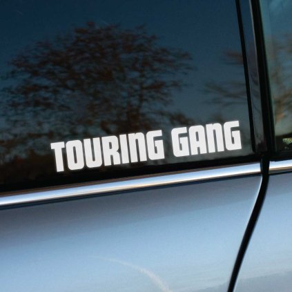 Plotrovaná nálepka na auto s nápisom „TOURING GANG“ v jednoduchom, no výraznom štýle pre fanúšikov kombi modelov.