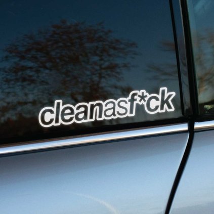 Plotrovaná nálepka „cleanasf*ck“ s tučným obrysom, ideálna pre autá s perfektným detailingom a čistým vzhľadom.
