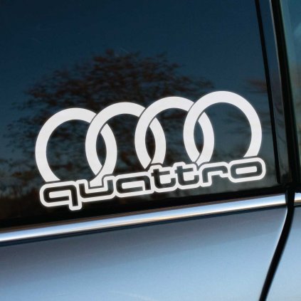 Plotrovaná nálepka so štyrmi kruhmi a nápisom „quattro“ v modernom technickom písme, zvýrazňujúca identitu a pohon značky Audi.