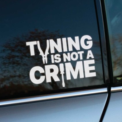 Plotrovaná nálepka „TUNING IS NOT A CRIME“ s ikonami klieští a skrutkovača, vyjadruje podporu tuningovej komunite.