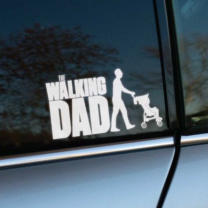 Plotrovaná nálepka s textom „The Walking Dad“ a siluetou muža tlačiaceho kočík, vhodná na označenie vozidla.