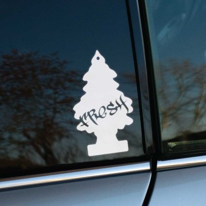 Plotrovaná nálepka v tvare osviežovača vzduchu so sprejovým nápisom „FRESH“ cez stred siluety stromčeka.