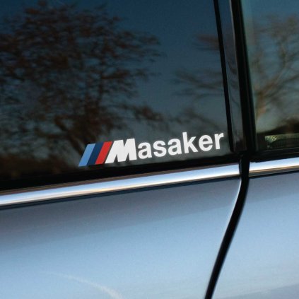 Plotrovaná nálepka na auto s nápisom Masaker a ikonickým M logom v dynamickom štýle, vhodná pre športovo ladené vozidlá.