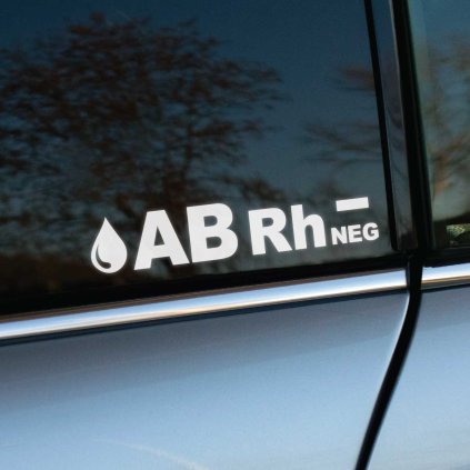 Plotrovaná nálepka na auto s krvným typom AB Rh− a symbolom kvapky, ideálna na označenie dôležitých zdravotných údajov.