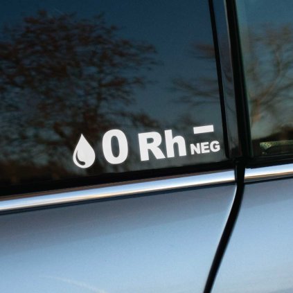 Plotrovaná nálepka na auto s krvným typom 0 Rh− a ikonou kvapky, ideálna na zobrazenie životne dôležitých údajov.