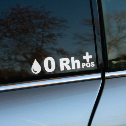 Plotrovaná nálepka na auto s krvným typom 0 Rh+ a symbolom kvapky, vhodná na označenie zdravotnej informácie.