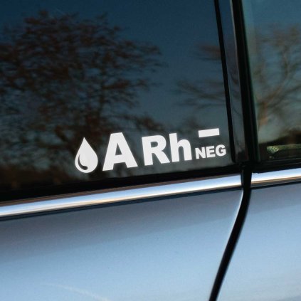 Plotrovaná nálepka na auto s krvným typom A Rh− a symbolom kvapky, ideálna na označenie zdravotných údajov.