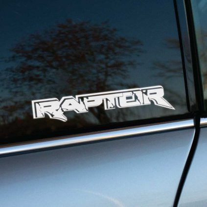 Plotrovaná nálepka „Raptor“ s moderným a agresívnym textovým dizajnom. Ideálna nálepka na auto pre milovníkov výkonu a terénnych vozidiel.