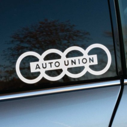 Plotrovaná nálepka so štyrmi kruhmi Auto Union a centrálnym nápisom, odkazujúca na historické korene značky Audi.