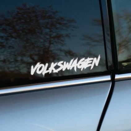 Plotrovaná nálepka s nápisom „Volkswagen“ v štýlovom, dravom písme na bočné okno auta.